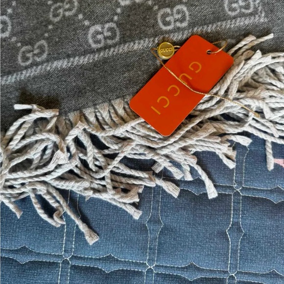 Gucci Gray and Black GG Logo Scarf - Picture 2 of 10